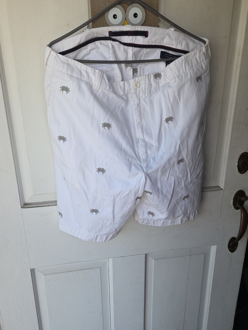 Roundtree & Yorke White Cotton Shorts with Subtle Crab Embroidery